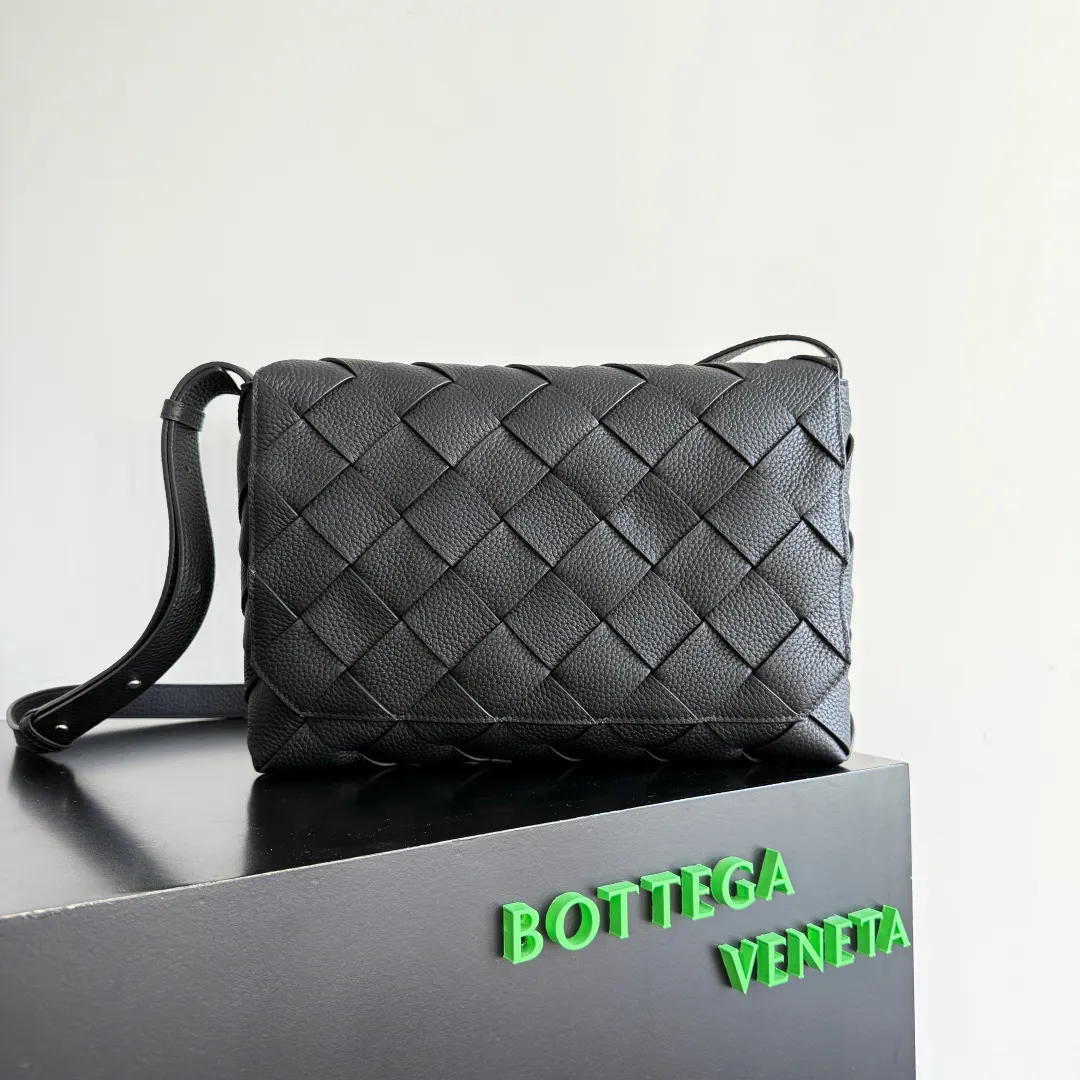 Batch 2220 BOTTEGA VENETA Bottega Veneta's 2025 new product Diago large cross-body bag is newly released [Celebration] [Celebration] The combination of pragmatism and Diago craftsmanship, high-quality leather with natural texture, soft and thick to the touch, different gloss refracted under different lights, flat The shape is clean and neat, there is no big logo, but it exudes calmness and nobility from any angle. The interior capacity is enough, and two power banks can be easily accommodated. There is also a small zippered pocket, which is especially suitable for easy-to-lose items such as access control cards. It is a bag that is both beautiful and practical👜 Style number: 815796 Size: 32*21.5*5cm Color: black